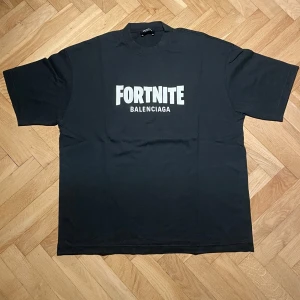 Svart Fortnite x Balenciaga t-shirt - Limited edition svart t-shirt från Balenciaga i samarbete med Fortnite. Framsidan har en vit Fortnite-logga och Balenciaga-text. Baksidan är tryckt med olika språk. Har inte kvitto, men kan ge fler bilder på taggar osv.
