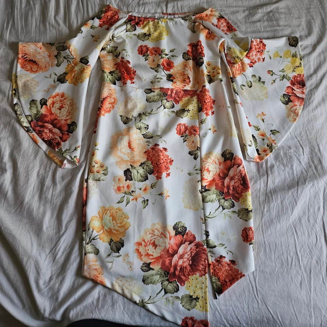 Blommig klänning med volangärmar - 1