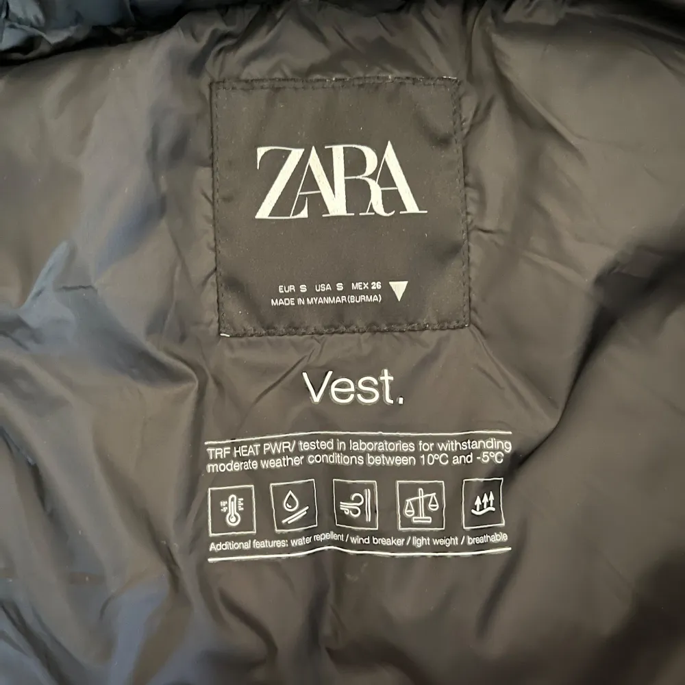 Svart väst ifrån Zara använd 1 gång så den är som ny man kan ej KÖPA DEN LÄNGRE Köpte för 399kr och den är perfekt för det här vädret . Takit.