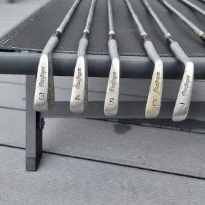 Set med golfklubbor från MacGregor - Säljer Mac Gregor järn set, som innehåller 3-9 med pitching wedge (ej sand wedge). Klubborna är normal flex och är herr klubbor. Pris är 350 kr men kan även förhandlas.