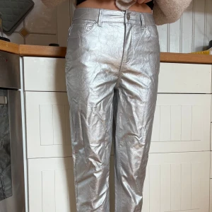 Silver byxor - Snygga silverbyxor som aldrig är använda. 