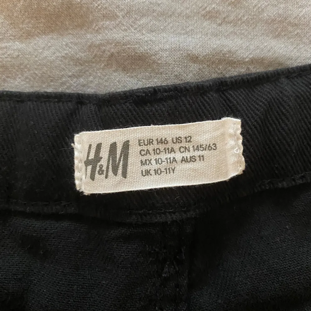 Svarta shorts från H&M med klassisk femficksdesign och uppvikta benslut. Perfekta för varma dagar. Dom är inte jätte använda, men dom är inte heller nya. Jag tvättar alltid plaggen innan jag postar dom. Skriv om du har frågor o läs gärna min bio innan du köper🫶🏻✨. Shortsit.