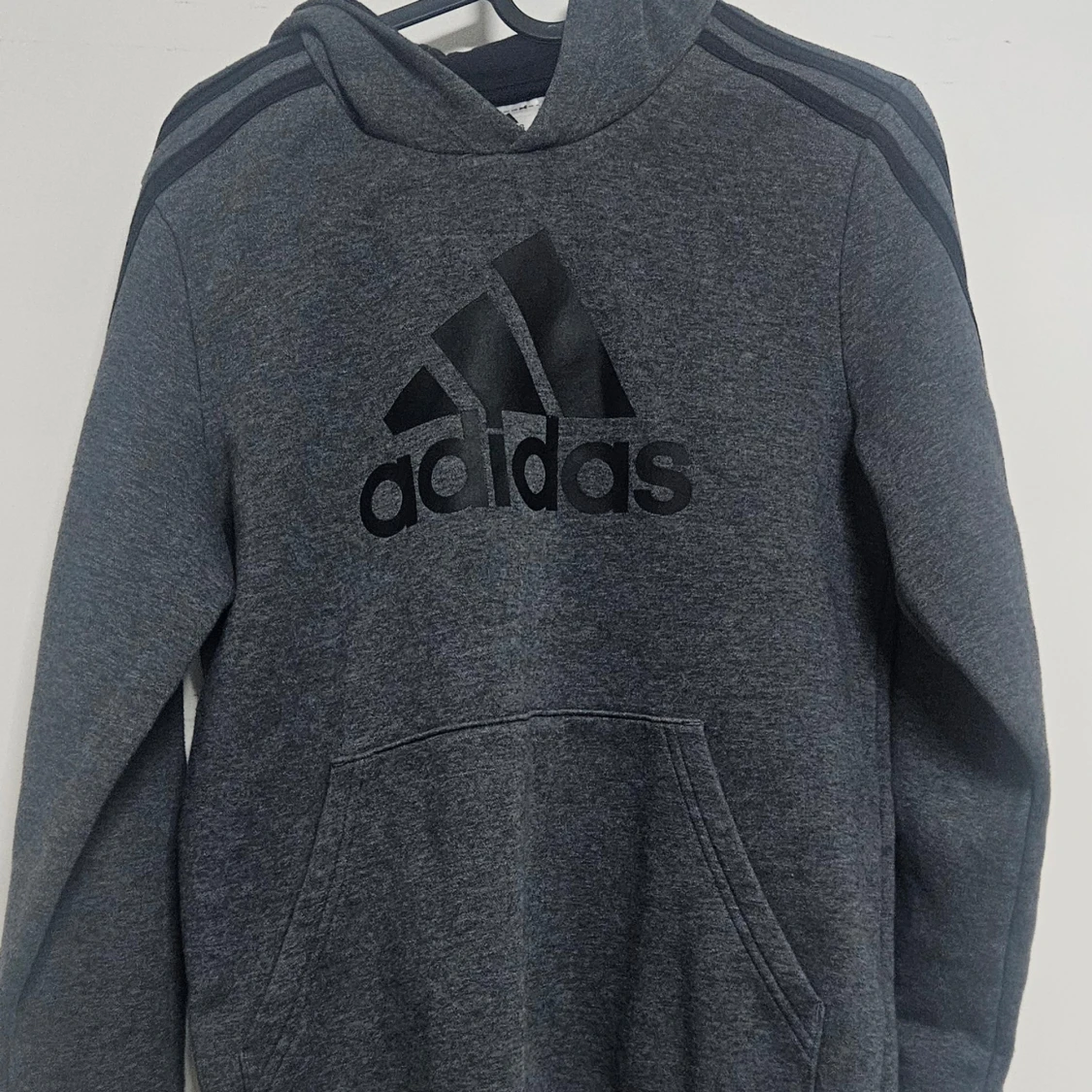 Grå hoodie från Adidas