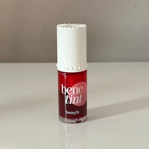 Lipstain från Benefit - Benetint är en flytande läpp- och kindfärg i en djup rödrosa nyans. Perfekt för att ge en naturlig rodnad eller färg till läpparna ♥️ Inköpt för 315kr på Sephora.