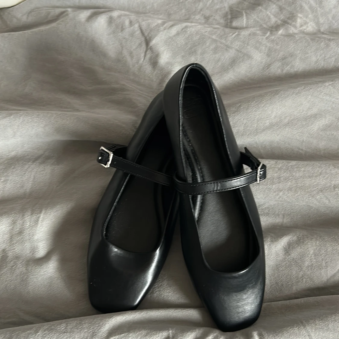 Svarta  ballerinaskor med spänne - 1