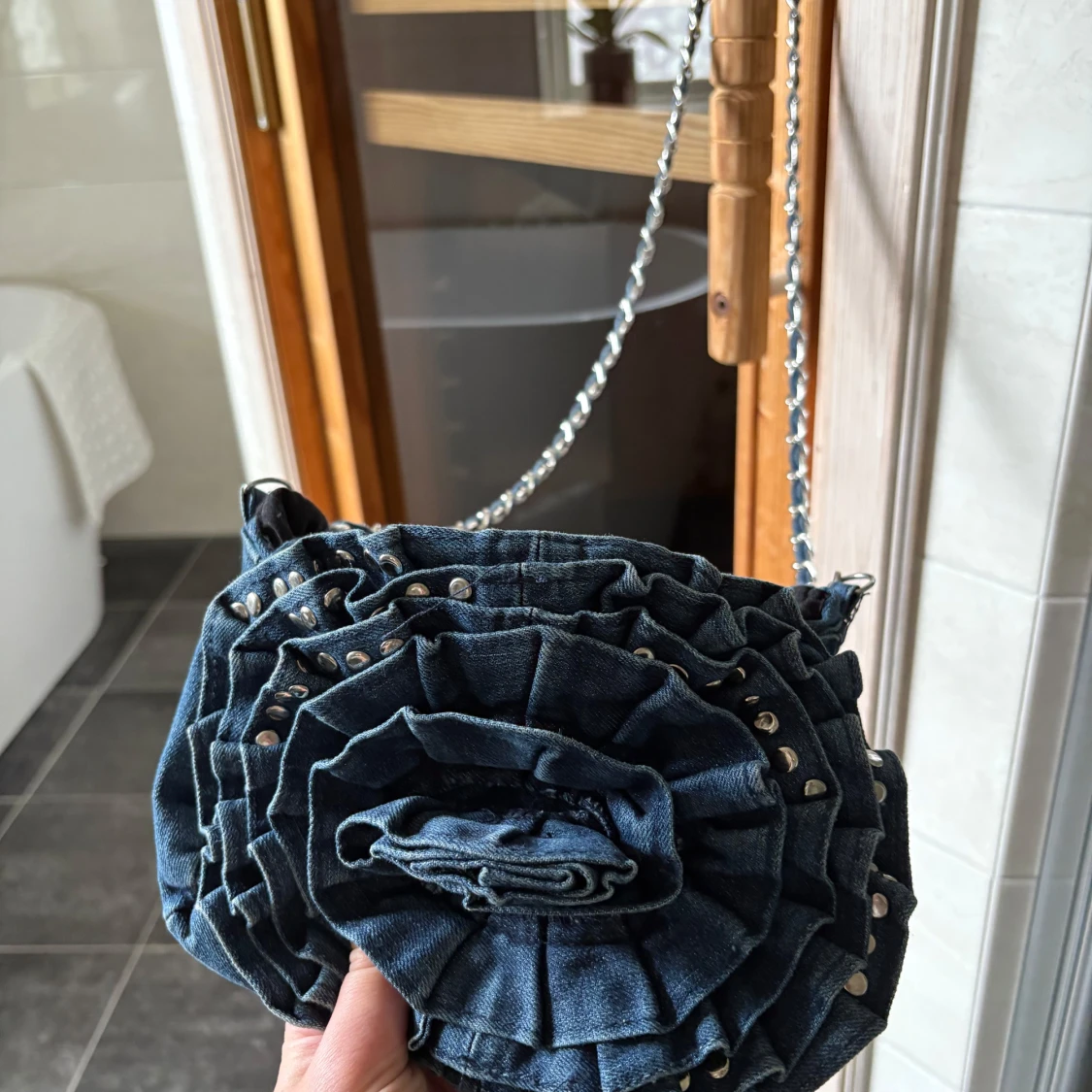 Jeans axelväska med volang och nitar - 1