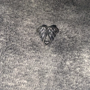 Emo ring - Jättecool ring som ger lite emo vibes, jätte snygg fast inte min storlek 💔