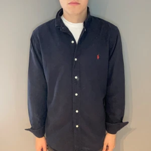 Polo Ralph Lauren skjorta  - Polo Ralph Lauren skjorta | storlek m | skick 7/10 | fraktar via PostNord eller Instabox på köparens bekostnad | hör av dig vid funderingar 