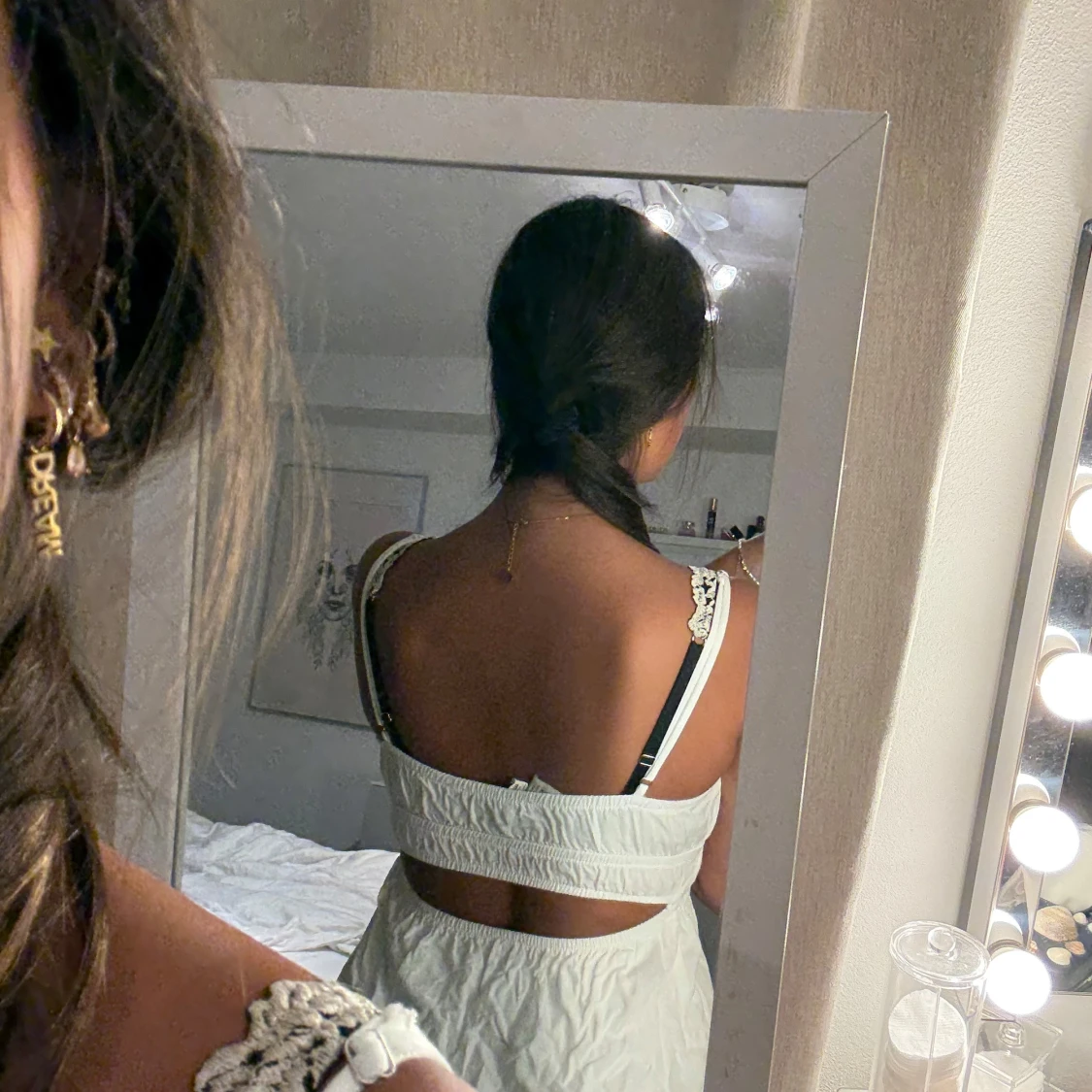 Vit kort klänning med spetsdetaljer - 2