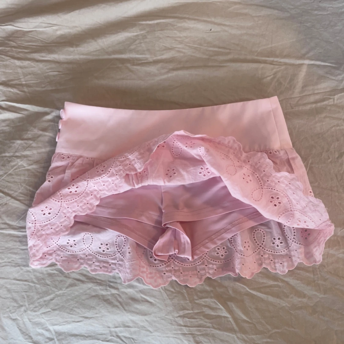 Söt ljusrosa kjol med broderade detaljer - 1