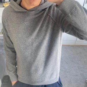 Oscar Jacobsson hoodie - En sjukt snygg grå Kashmir blandning hoodie från Oscar Jacobsson | Jättefint skick! Nästan aldrig använd | Köpt för 2000 från deras hemsida | Modellen är 180 | Otroligt skön och passar perfekt till sommar kvällar! | Hör av er vid frågor!🌟 