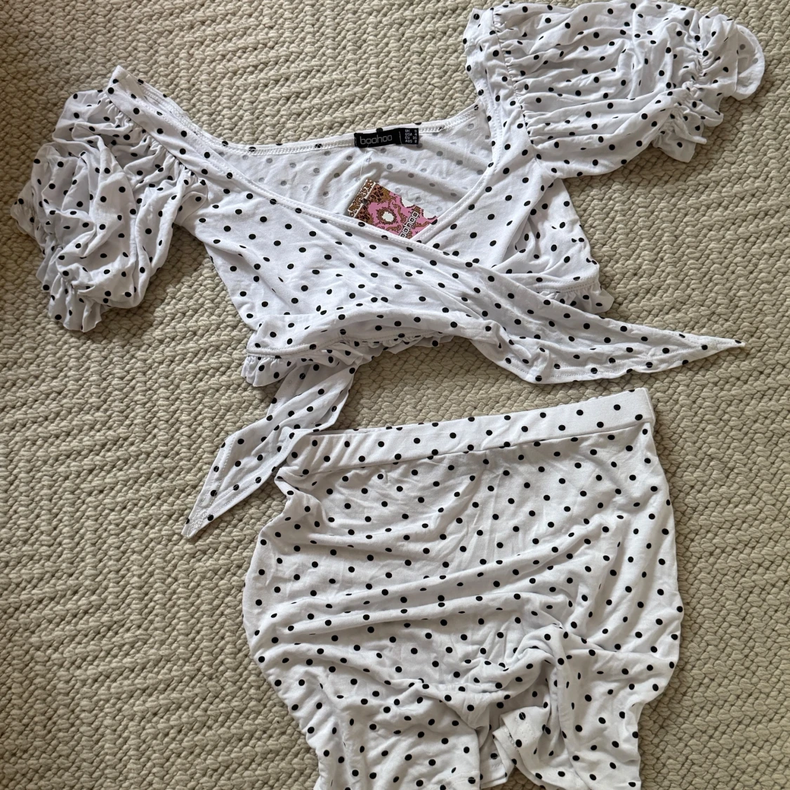 Top & kort kjol prickigt set från Boohoo med lapparna kvar - 3