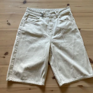 Beige baggy shorts från 2Y Studios - Baggy och avslappnade shorts från 2Y Studios i en snygg beige färg. Modellen heter Junan Baggy Basic och har klassisk femficksdesign, bälteshällor och dragkedja. Perfekta för en chill sommarstil med loose fit och skön bomullskänsla. Pris kan diskuteras.Ny pris på 2y studios.com 699 