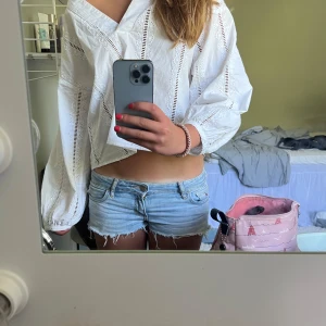  hollister jeansshorts  - As snygga jeansshorts, högt pris då jag är osäker på om jag vill sälja💗💗