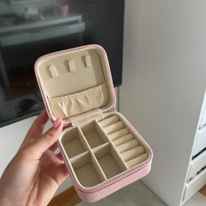Rosa smyckes necessär💗 - En liten gullig rosa smyckes necessär, väldigt smidig att ta med sig!💕