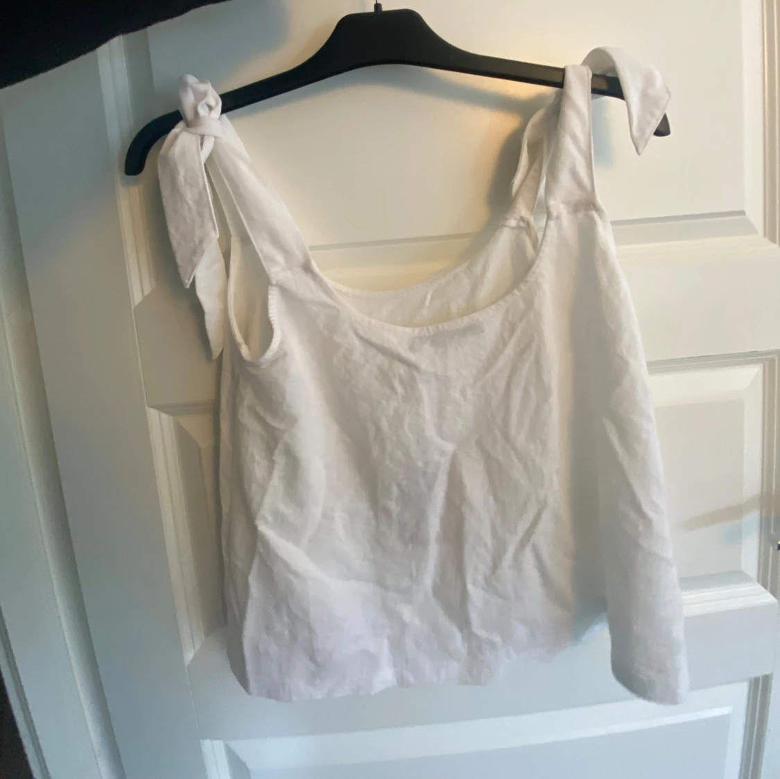 Vit linnetopp med knytaxlar - 1