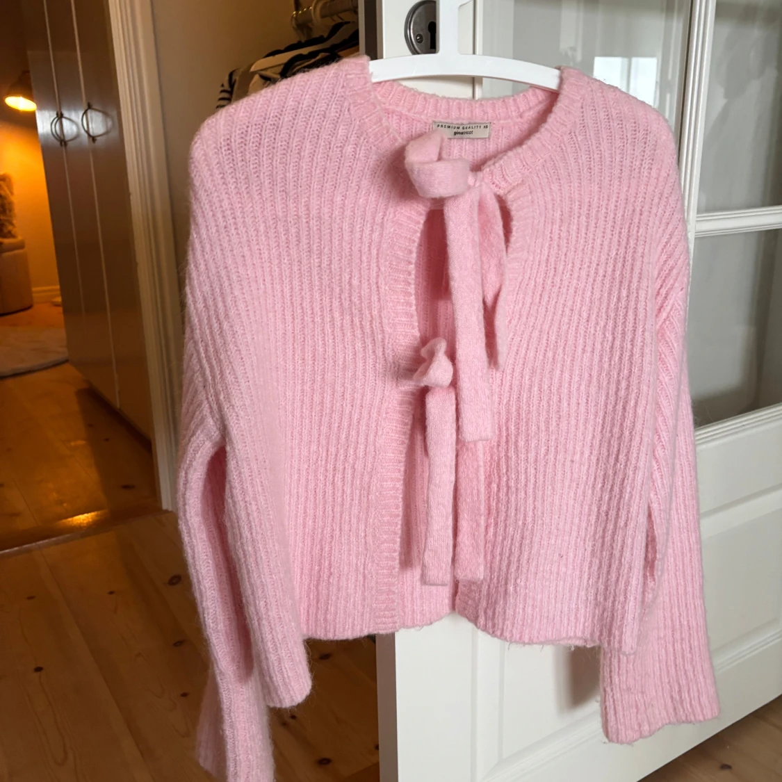 Rosa stickad kofta med knyt