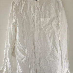 Skjorta  - Säljer en vit skjorta från H&M i storlek M. Den är aldrig använd och 100% bomull. 