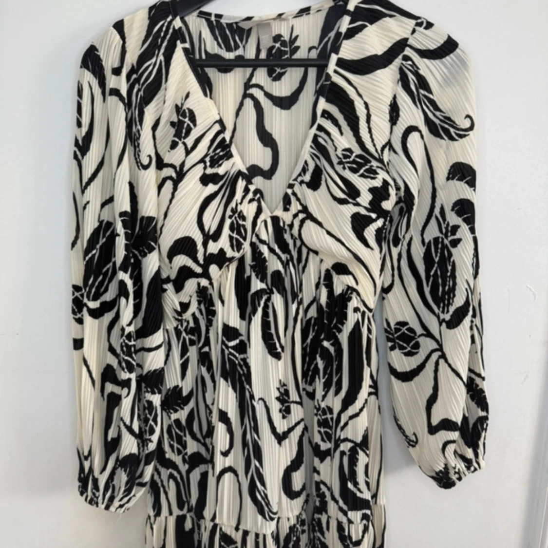 Plisserad svartvit klänning H&M XS