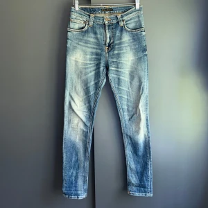 Nudie jeans - - Mycket fint skick, inga defekter. Nypris ca 2500kr. Storlek W28 sitter som W29, passar dig som är mellan 173-183cm ungefär. Mått finns på sista bilderna. Skriv för mer information!🤝