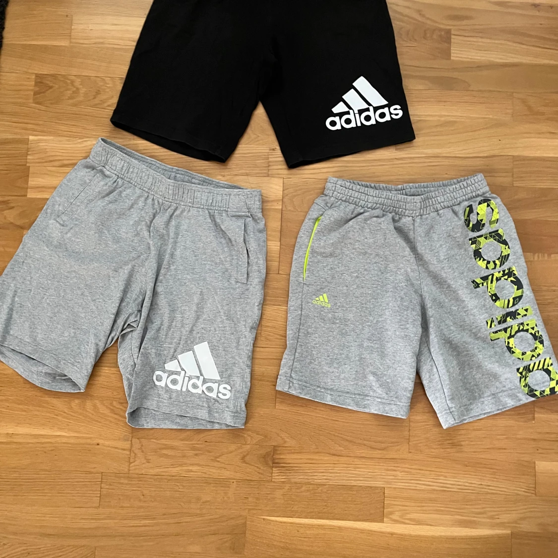 Adidas shorts i svart och grått