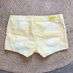 Gula shorts från Luxury.O - Så snygga lågmidjade ljusgula shorts🥰