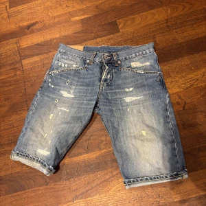 Dondup jeans shorts - Unika Dondup shorts! Jeansshorts som inte är lätta att få tag i. Perfekt nu till sommaren! W30. Skriv gärna om det är något du funderar över. Leon