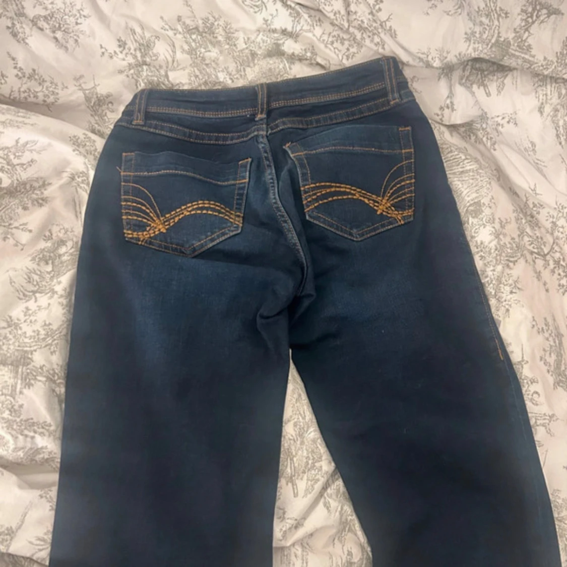 Mörkblå bootcut jeans med kontrastsömmar - 1