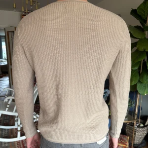 Beige stickad tröja Jack & Jones M - Beige stickad tröja från Jack & Jones i storlek M.  Nästan oanvänd, suveränt skick men pris kan diskuteras! 