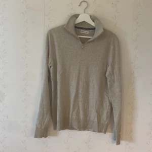 Beige half zip tröja Jack & Jones XS - Beige långärmad tröja från Jack & Jones i storlek XS. Har en half zip-dragkedja och är tillverkad i mjuk bomull. Perfekt för lager-på-lager och chill stil. Enkel och clean design som funkar till det mesta.