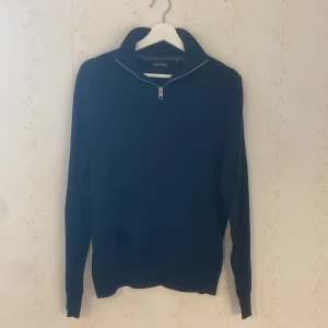 Mörkblå half zip tröja Jack & Jones - Mörkblå långärmad tröja från Jack & Jones i storlek XS. Tröjan har en snygg half zip-dragkedja vid kragen och är tillverkad i mjukt material som passar perfekt till kyligare dagar. Enkel och stilren design som funkar till många outfits. Använt 1-3 gånger.