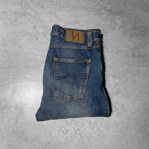 Nudie jeans Steady Eddie  - Säljer ett par jeans ifrån Nudie•Storlek W30 L32•Kontakta gärna vid frågor eller funderingar!
