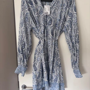 Mönstrad klänning - Supersöt blåvit klänning från H&M. Säljer då den inte kommer till användning. Perfekt nu till sommaren. Pris går att diskutera.❤️
