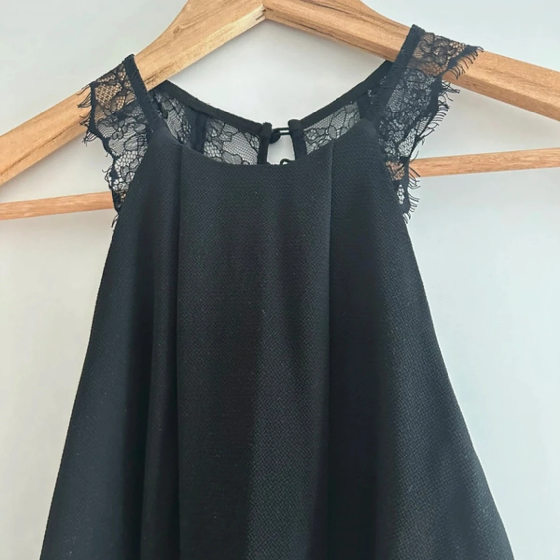 Svart klänning med spetsdetaljer - 2