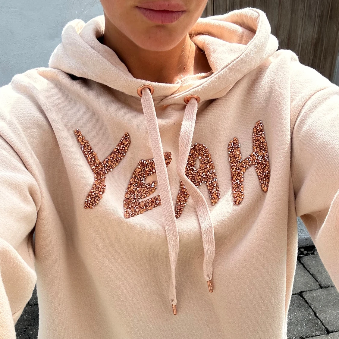 Beige hoodie med glittrig text - 1