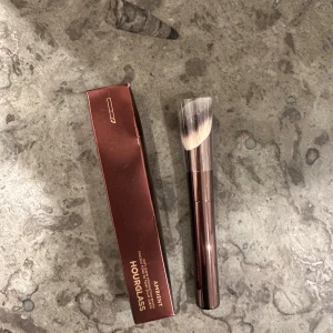 Hourglass Ambient Foundationborste - Hourglass Ambient Soft Glow Foundation Brush med snedskuren borste i syntetiskt hår💗 ny i förpackningen! Orginalpris är 680kr