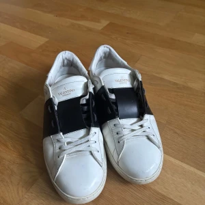 Valentino open garavani - Valentino open i stl 42. Ganska bra skick, toe boxen är repaintad och det finns några oranga fläckar på de. Det är bara att fråga om ni undrar någonting eller vill ha mer bilder. De kommer så klart med box och alla tillbehör. Kom med pris förslag!!✅