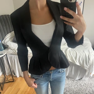 Kavaj från HM - Jätte fin kavaj från HM. Köptes för ett tag sedan men säljer då den inte kommer till användning. Väldigt fint skick. 