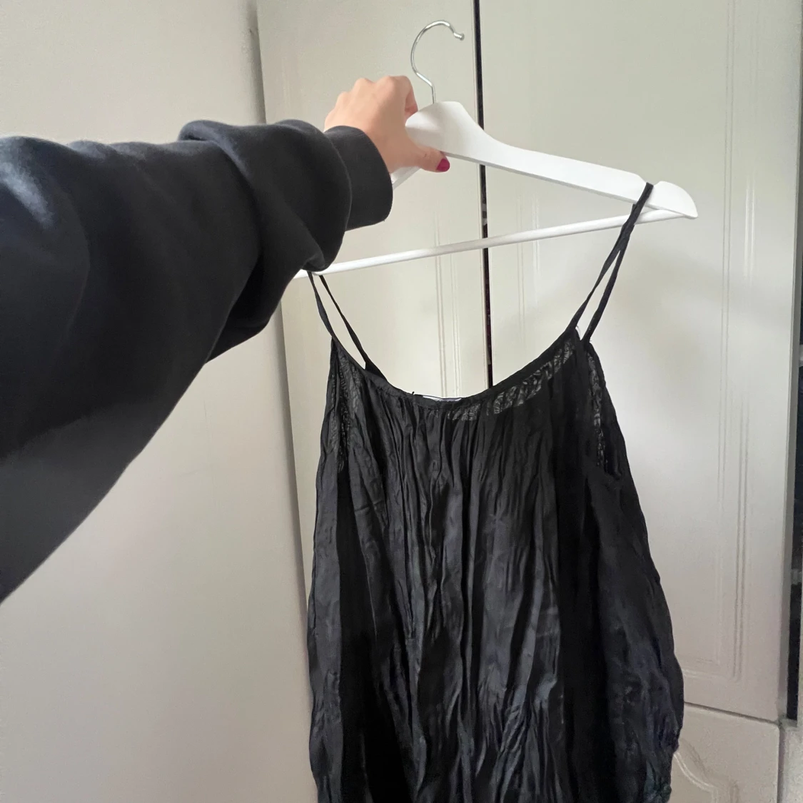 Svart omlottklänning med tunna axelband - 2