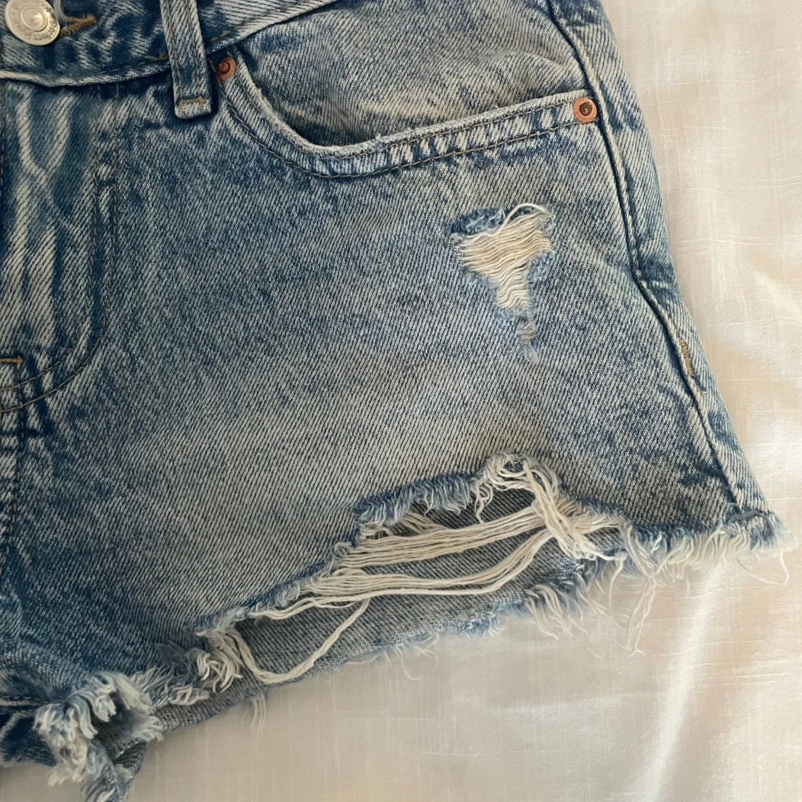 Blå jeansshorts från Gina Tricot - 4