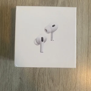 Air, pod PRO generation 2 - 🔹 Aktiv brusreducering (ANC). 🔹 Transparensläge. 🔹 Levereras med alla tillbehör. Priset är inte hugget i sten. Skicka gärna prisförslag.