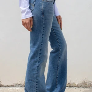 subdued blå bootcut jeans - Säljer subdued jeans i blå denim med bootcut passform. Jeansen har låg midja, utsvängda/raka ben nypris 700/800kr typ M men passar XS/S subdued storlekar är ganska små