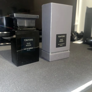 Tom Ford Oud Wood 100ml parfym - Tom Ford Oud Wood Eau de Parfum 100 ml i elegant svart glasflaska med tillhörande grå kartong. Nypris på ca 2500. Helt ny.