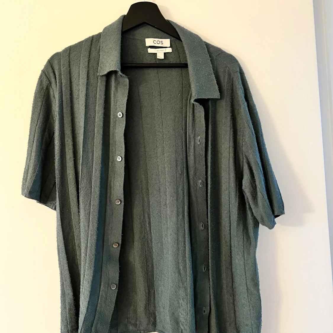 Grå ribbad skjorta från COS