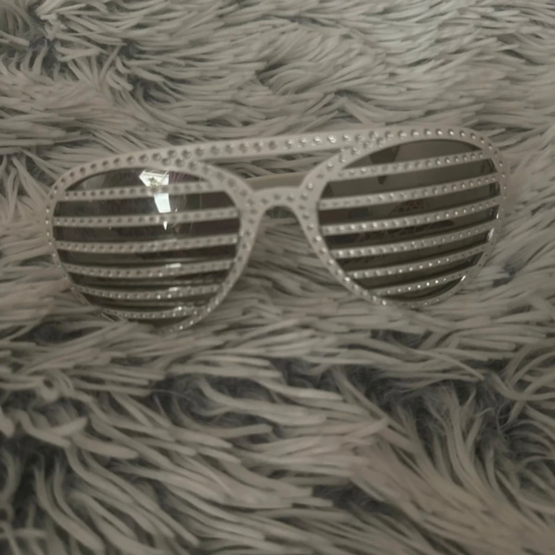 Vita randiga shutter shades med nitar