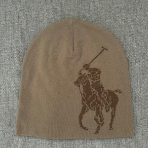 Ralph Lauren mössa oanvänd - Beige oanvänd mössa från Ralph Lauren.