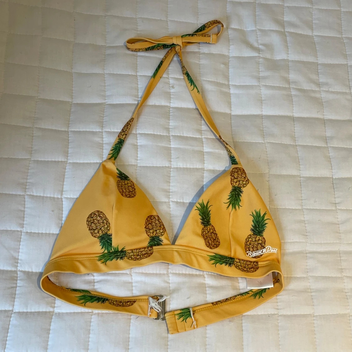 Gul bikiniöverdel med ananasmönster