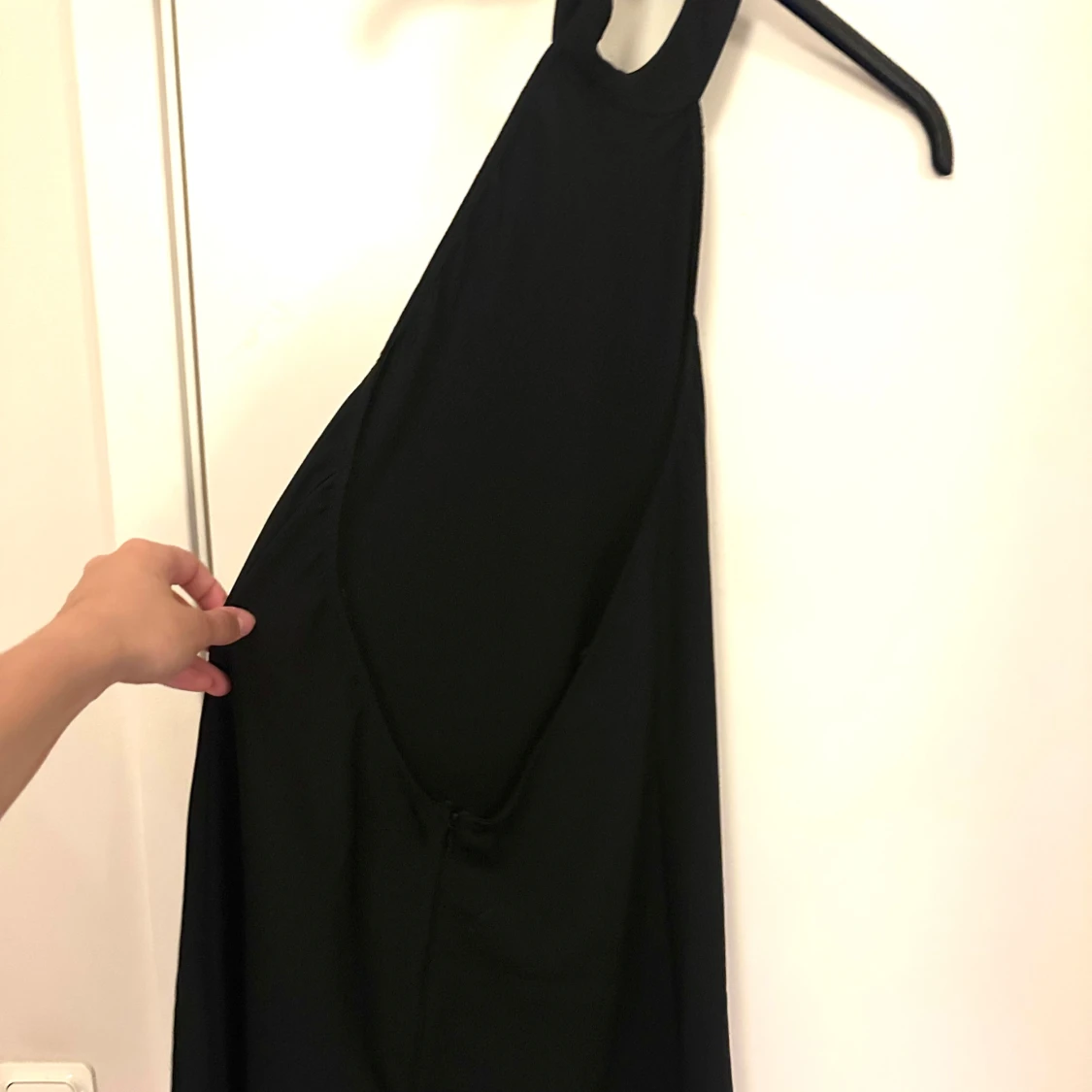 Svart kort klänning med öppen rygg - 3