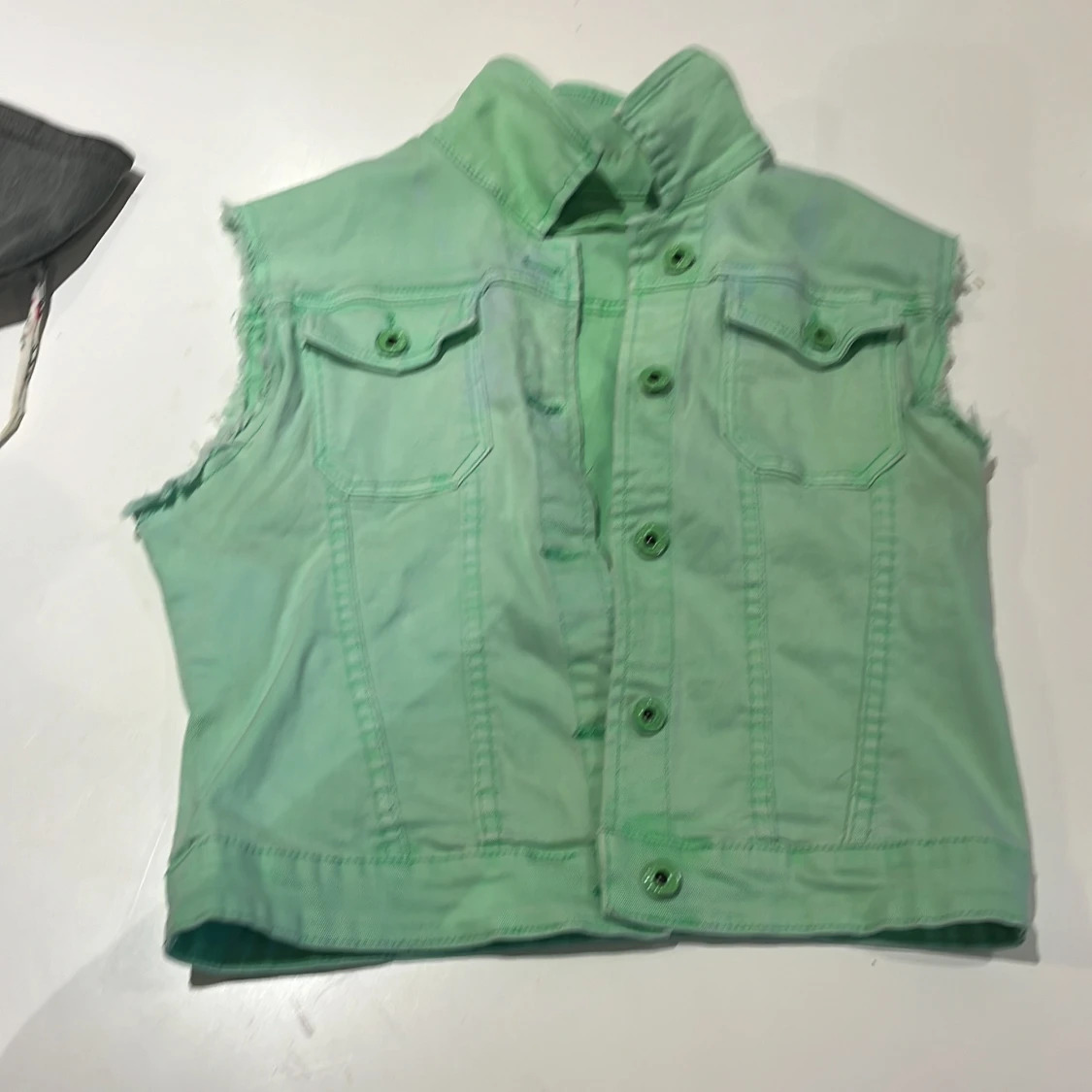 Mintgrön jeansväst från Kidsbrand