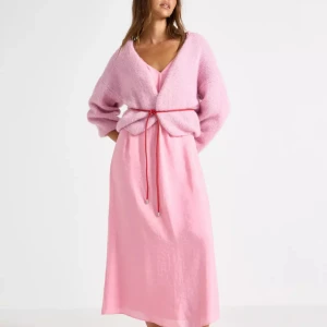 Ljusrosa stickad kofta - Superfin ljusrosa stickad kofta i underbart material, perfekt för en sen sommarkväll och kan stylas på många olika sett! Inga defekter. Koftan har en oversized fit som passar både S/M/L beroende på hur man vill att den ska sitta!